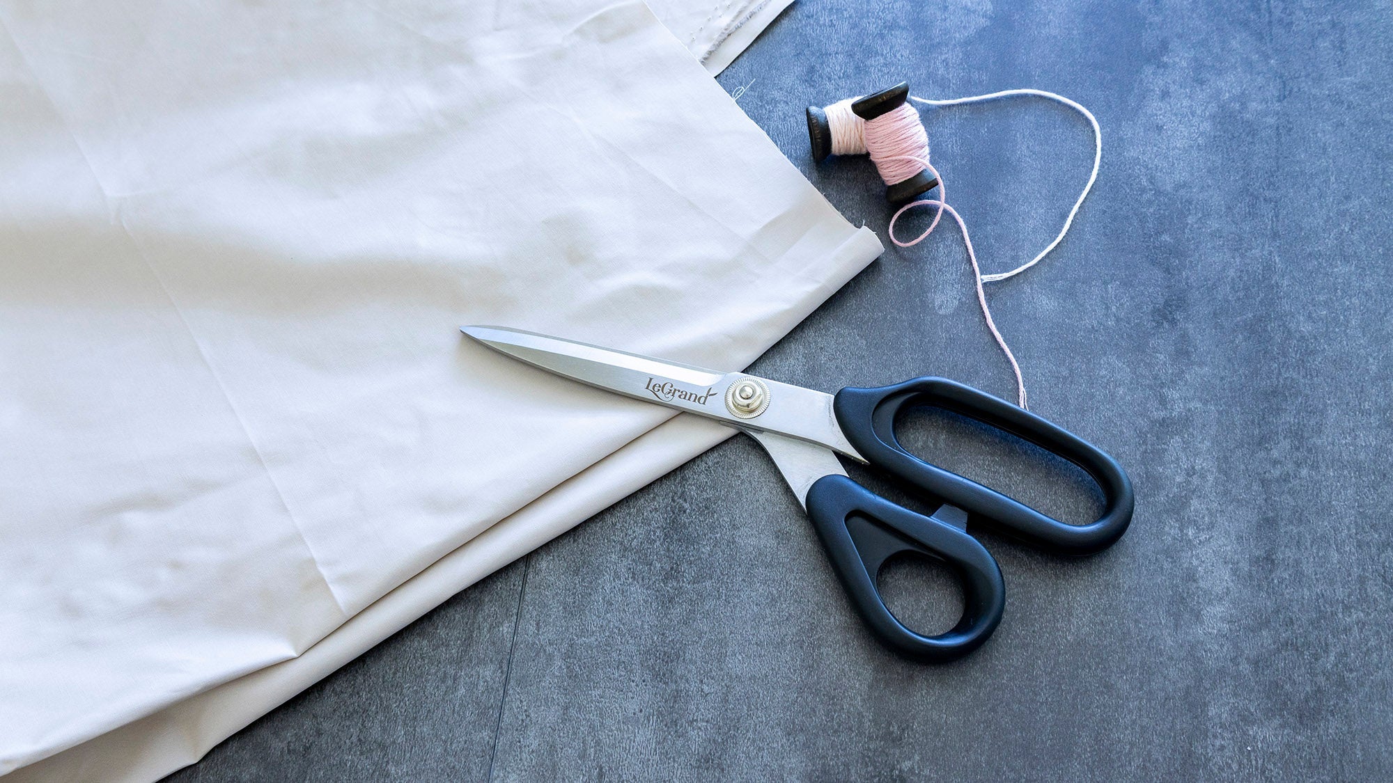 Serrated vs Smooth Blade Fabric Scissors: What Is the Difference?